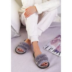 Szare Klapki Keep Me. Szare klapki damskie Born2be, bez wzorów, bez obcasa. W wyprzedaży za 29,99 zł.