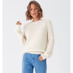 Sweter - Kremowy. Białe swetry damskie House, s, bez wzorów, bez rękawów, bez kaptura. W wyprzedaży za 39,99 zł.
