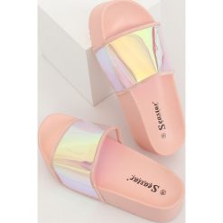 Klapki holograficzne różowe CK81P PINK. Różowe klapki damskie obuwie damskie, bez wzorów, z gumy, na wysokim obcasie. Za 72,50 zł.