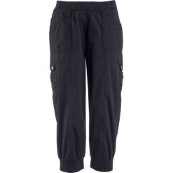 Spodnie "bojówki" 3/4 ze stretchem bonprix czarny. Czarne spodnie damskie bonprix, bez wzorów. Za 89,99 zł.