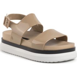 Sandały MELISSA - Cosmic Sandal II Ad 32360 Beige/Black 51485. Brązowe klapki damskie Melissa, bez wzorów, z tworzywa sztucznego, bez obcasa. W wyprzedaży za 279,00 zł.