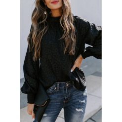 Damska bluzka NADINA BLACK. Czarne bluzki damskie IVET, xl, z nadrukiem, bez kołnierzyka, z długim rękawem. W wyprzedaży za 49,00 zł.