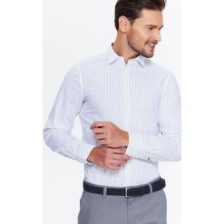 KOSZULA MĘSKA SLIM WE WZÓR Z KONTRASTOWYM WYKOŃCZENIEM I KOŁNIERZEM TYPU SMALL KENT. Białe koszule męskie Top Secret, na zimę, m, bez wzorów, eleganckie, z kontrastowym kołnierzykiem, bez rękawów. W wyprzedaży za 29,99 zł.