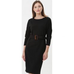 Czarna Sukienka Gwen. Czarne sukienki damskie Born2be, s, z dzianiny, eleganckie, z okrągłym kołnierzem. Za 89,99 zł.