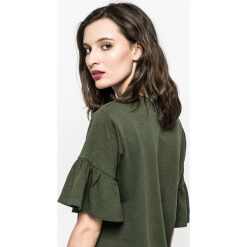 Medicine - Top Basic. Czerwone topy damskie MEDICINE, s, bez wzorów, z bawełny, z okrągłym kołnierzem. W wyprzedaży za 19,90 zł.