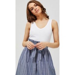 Bawełniany top. Białe bluzki damskie Moodo, m, bez wzorów, z elastanu, z dekoltem w serek. Za 29,99 zł.