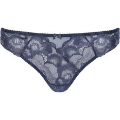 Stringi "Mably" w kolorze granatowym. Niebieskie stringi damskie Lascana & Co., w koronkowe wzory, z koronki. W wyprzedaży za 34,95 zł.