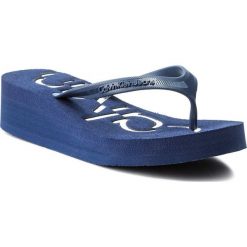 Japonki CALVIN KLEIN JEANS - Tamber Jelly R4117 Steel Blue/White. Niebieskie klapki damskie Calvin Klein Jeans, w paski, z jeansu, bez obcasa, na koturnie. W wyprzedaży za 149,00 zł.