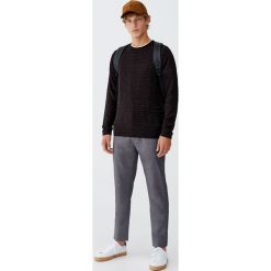 Sweter w cienkie paski. Czarne swetry klasyczne męskie marki Pull&Bear, m, w paski. Za 69,90 zł.