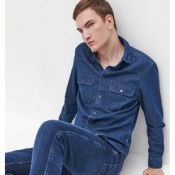 Jeansowa koszula regular fit - Granatowy. Niebieskie koszule męskie Reserved, s, bez wzorów, z jeansu, bez kołnierzyka, bez rękawów. Za 89,99 zł.