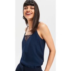 Top z koronką - Granatowy. Niebieskie topy damskie marki Reserved, w koronkowe wzory, z koronki, bez kołnierzyka. Za 69,99 zł.