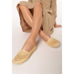 Beżowe Espadryle Avatina. Brązowe espadryle damskie Born2be, bez wzorów, bez zapięcia. W wyprzedaży za 29,99 zł.