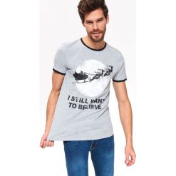 T-shirt xmass. Szare t-shirty męskie Top Secret, na lato, m, z nadrukiem, z bawełny, wizytowe, z kontrastowym kołnierzykiem, krótkie. W wyprzedaży za 19,99 zł.