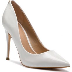 Szpilki GUESS - FL6OK3 PAF08 WHITE. Białe półbuty damskie marki Guess, z aplikacjami, ze skóry ekologicznej, eleganckie, bez obcasa, na obcasie, bez zapięcia. Za 669,00 zł.