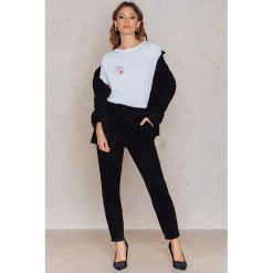 NA-KD Spodnie w kroju tapered z wysokim stanem - Black. Czarne spodnie damskie NA-KD, z bawełny, z podwyższonym stanem. W wyprzedaży za 60,88 zł.
