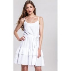 Biała Sukienka Calmer. Białe sukienki damskie Renee, s, bez wzorów, bez kołnierzyka, bez rękawów, mini, trapezowe. Za 89,99 zł.