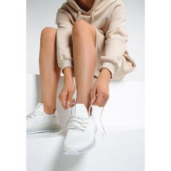 Białe Buty Sportowe Idahria. Białe buty sportowe damskie Renee, z napisami, sportowe. Za 79,99 zł.