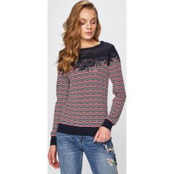 Desigual - Bluzka. Niebieskie bluzki damskie Desigual, na co dzień, s, w koronkowe wzory, z poliesteru, z okrągłym kołnierzem, bez rękawów. W wyprzedaży za 279,90 zł.