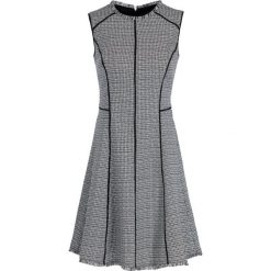 Sukienka codzienna DKNY P9DBRB67. Szare sukienki damskie DKNY, na co dzień, bez wzorów, z poliesteru, bez kołnierzyka, bez rękawów, proste. W wyprzedaży za 319,00 zł.