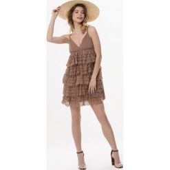 Ciemnobeżowa Sukienka Latest Thing. Szare sukienki damskie Born2be, na co dzień, s, bez wzorów, bez kołnierzyka, bez rękawów, mini, proste. Za 49,99 zł.