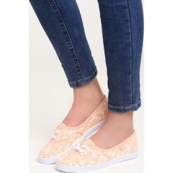 Pomarańczowe Tenisówki Teen Girl. Pomarańczowe trampki i tenisówki damskie Born2be, w kwiaty, na sznurówki. Za 39,99 zł.