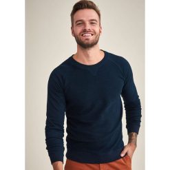 Bluza w kolorze granatowym. Niebieskie bluzy męskie TATUUM, m, bez wzorów, z bawełny, z okrągłym kołnierzem, bez rękawów, bez kaptura. W wyprzedaży za 129,95 zł.