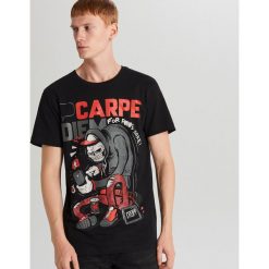 Koszulka Carpe diem - Czarny. Czarne koszulki męskie Cropp, s, bez wzorów, bez kołnierzyka, bez rękawów. Za 44,99 zł.