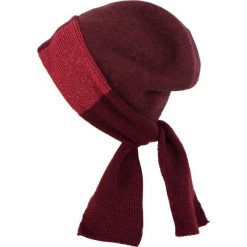 Czapka damska Pomysłowa elegancja czerwona. Czerwone czapki zimowe damskie marki Art of Polo. Za 62,90 zł.