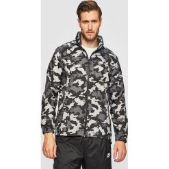 Nike Sportswear - Kurtka. Czarne płaszcze męskie Nike Sportswear, s, bez wzorów, z poliesteru, krótkie, z kapturem. W wyprzedaży za 269,90 zł.
