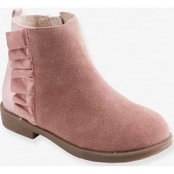 Skórzane botki w kolorze jasnoróżowym. Różowe buciki niemowlęce Vertbaudet Girls, bez zapięcia. W wyprzedaży za 87,95 zł.