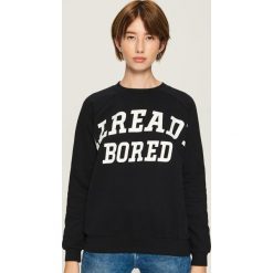 Bluza z napisem - Czarny. Czarne bluzy damskie marki Sinsay, l, z napisami. Za 49,99 zł.