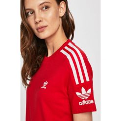 Adidas Originals - T-shirt. Czerwone topy damskie adidas Originals, s, z nadrukiem, z bawełny, z okrągłym kołnierzem. W wyprzedaży za 109,90 zł.