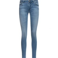 Jeansy Slim Fit Guess W92AJ2 D32J3. Niebieskie jeansy damskie Guess. W wyprzedaży za 289,00 zł.