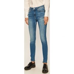 Calvin Klein Jeans - Jeansy J20J213299. Niebieskie jeansy damskie Calvin Klein Jeans. W wyprzedaży za 319,90 zł.