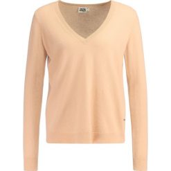 Twist & Tango MADELEINE VNECK Sweter camel. Brązowe swetry klasyczne damskie Twist & Tango, z kaszmiru. W wyprzedaży za 367,60 zł.