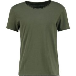 Koszulka w kolorze khaki. Brązowe koszulki męskie Kiomi, Mint & Berry, Youturn, s, bez wzorów, z bawełny, z okrągłym kołnierzem, bez rękawów. W wyprzedaży za 21,95 zł.