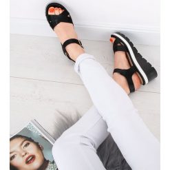 Sandałki damskie Shoesita 6295 Czarne. Czarne sandały damskie SHOESITA, bez wzorów, z tworzywa sztucznego, bez obcasa, na koturnie, bez zapięcia. Za 89,00 zł.
