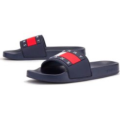 TOMMY HILFIGER FLAG POOL SLIDE > EN0EN00474-C87. Pomarańczowe klapki damskie TOMMY HILFIGER, bez wzorów, z tworzywa sztucznego, na wysokim obcasie. Za 199,99 zł.
