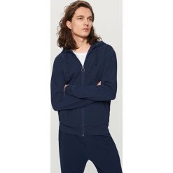 Rozpinana bluza z kapturem - Granatowy. Niebieskie bluzy męskie Reserved, s, bez wzorów, z kapturem, bez rękawów, z kapturem. Za 89,99 zł.