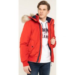 Kurtka zimowa Tommy Jeans Tech DM0DM06906. Czerwone kurtki męskie Tommy Jeans, na zimę, xl, bez wzorów, z poliesteru, bez kaptura. W wyprzedaży za 519,00 zł.