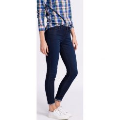 Lee - Jeansy L526AYNA Scarlett Electric Blue. Niebieskie jeansy damskie rurki marki Lee, z aplikacjami, z bawełny, z obniżonym stanem. W wyprzedaży za 219,90 zł.
