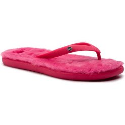 Japonki UGG - W Fluffie II 1099835 W/Ssng. Różowe klapki damskie Ugg, bez wzorów, z tworzywa sztucznego, bez obcasa. W wyprzedaży za 239,00 zł.