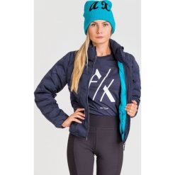 KURTKA PUCHOWA Armani Exchange. Fioletowe kurtki damskie Armani Exchange, s, z aplikacjami, z materiału. Za 641,40 zł.