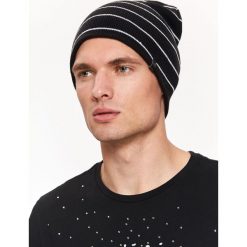 CZAPKA MĘSKA. Czarne czapki męskie Top Secret, na zimę, w paski, z dzianiny, klasyczne. W wyprzedaży za 12,99 zł.