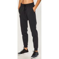 Under Armour - Spodnie. Szare spodnie damskie Under Armour, s, bez wzorów, z bawełny. Za 179,90 zł.