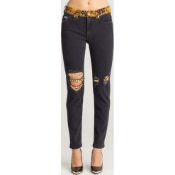 JEANSY SLIM FIT VERSACE JEANS COUTURE. Czarne jeansy damskie Versace Jeans Couture. Za 956,45 zł.