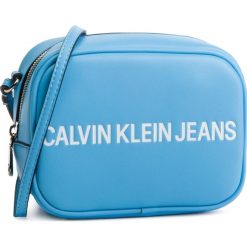 Torebka CALVIN KLEIN JEANS - Sculpted Logo Camera Bag K60K605247 445. Niebieskie listonoszki damskie Calvin Klein Jeans, bez wzorów, z jeansu, klasyczne, bez dodatków. W wyprzedaży za 169,00 zł.