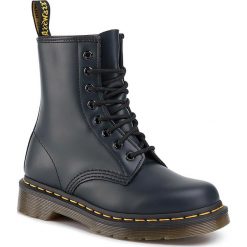 Glany DR. MARTENS - 1460 10072410 Navy. Niebieskie glany damskie Dr. Martens, ze skóry, klasyczne, bez obcasa, bez zapięcia. W wyprzedaży za 469,00 zł.
