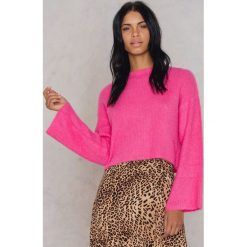 Swetry klasyczne damskie: NA-KD Trend Krótki sweter z puchatej dzianiny – Pink