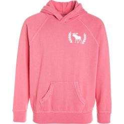 Abercrombie & Fitch SHINE POPOVER Bluza z kapturem pink. Czerwone bluzy chłopięce marki Abercrombie & Fitch, z bawełny, z kapturem. W wyprzedaży za 159,20 zł.